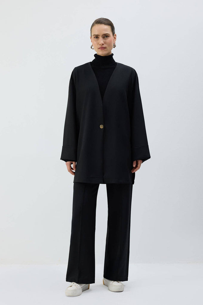 Giacca nera oversize con scollo a V e bottone