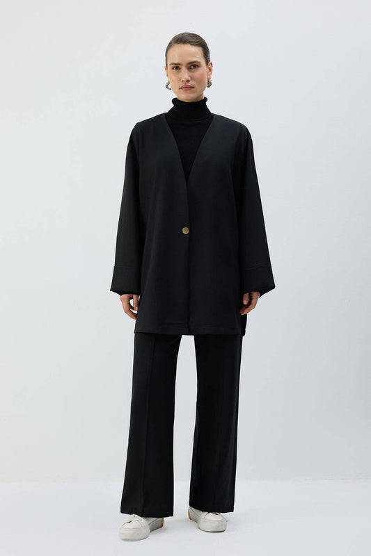 Giacca nera oversize con scollo a V e bottone