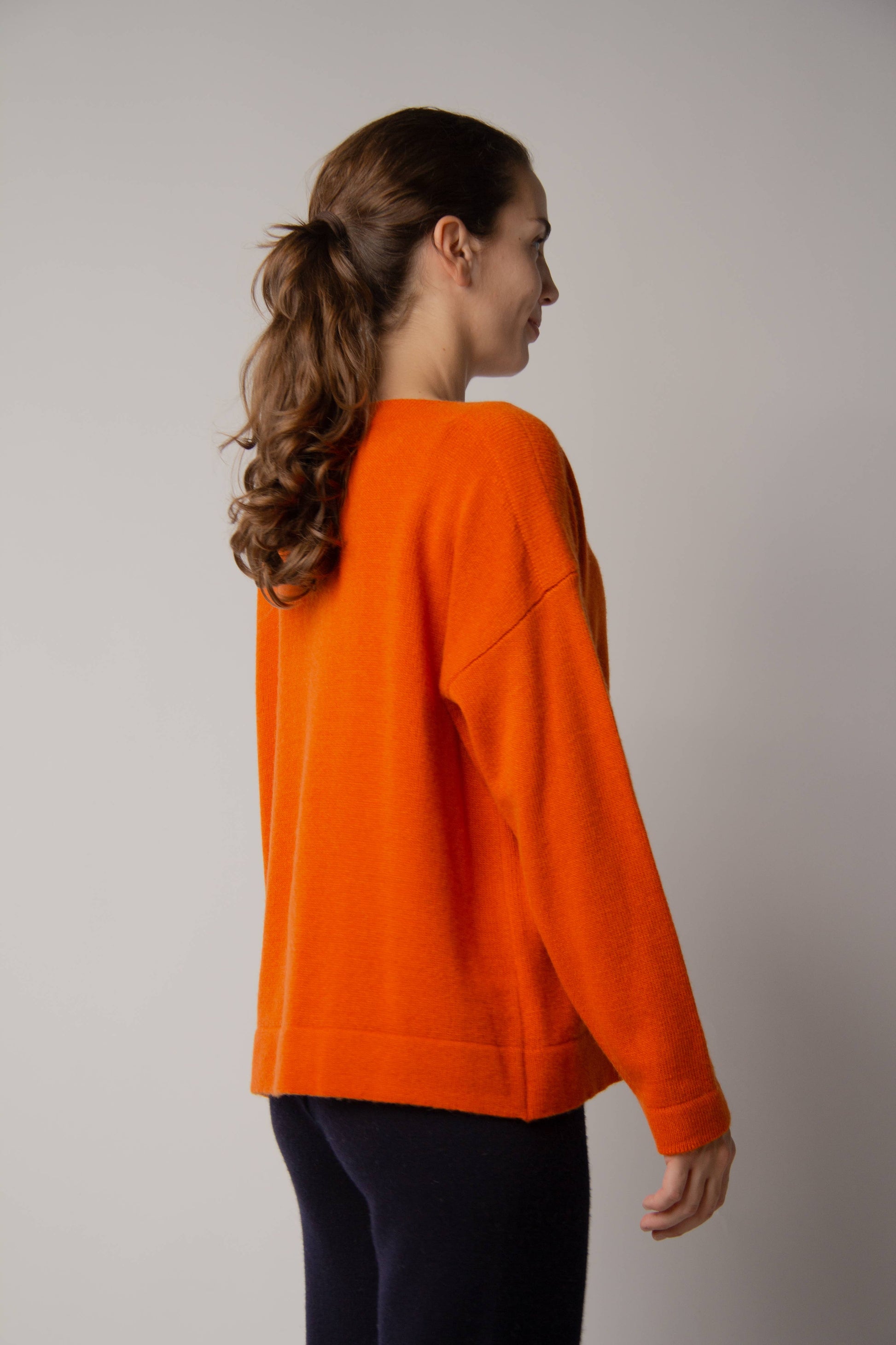 Maglione con scollo a barchetta in misto cashmere
