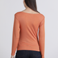 Maglia a costine arancione con scollo a V