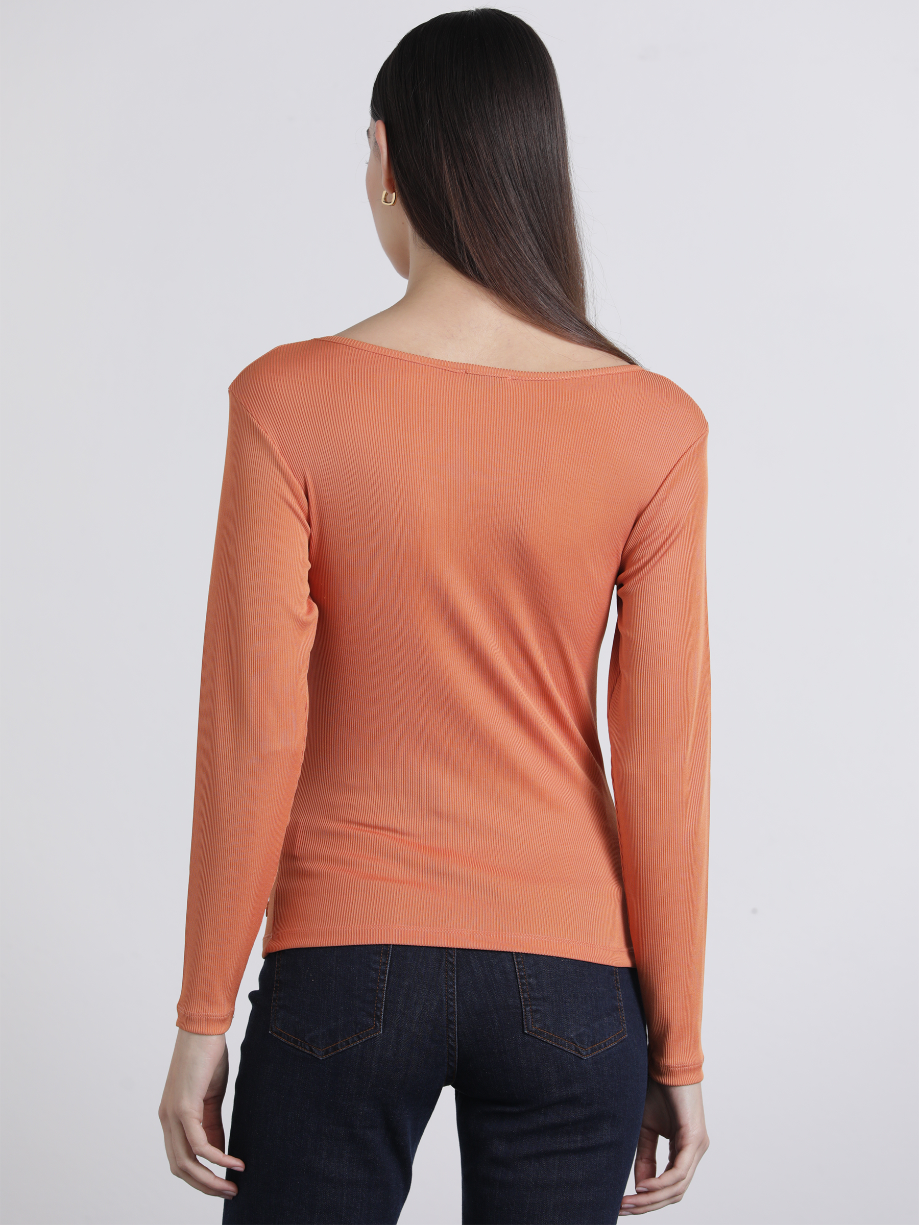 Maglia a costine arancione con scollo a V