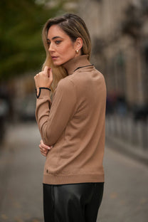 Maglione dolcevita con profili a contrasto
