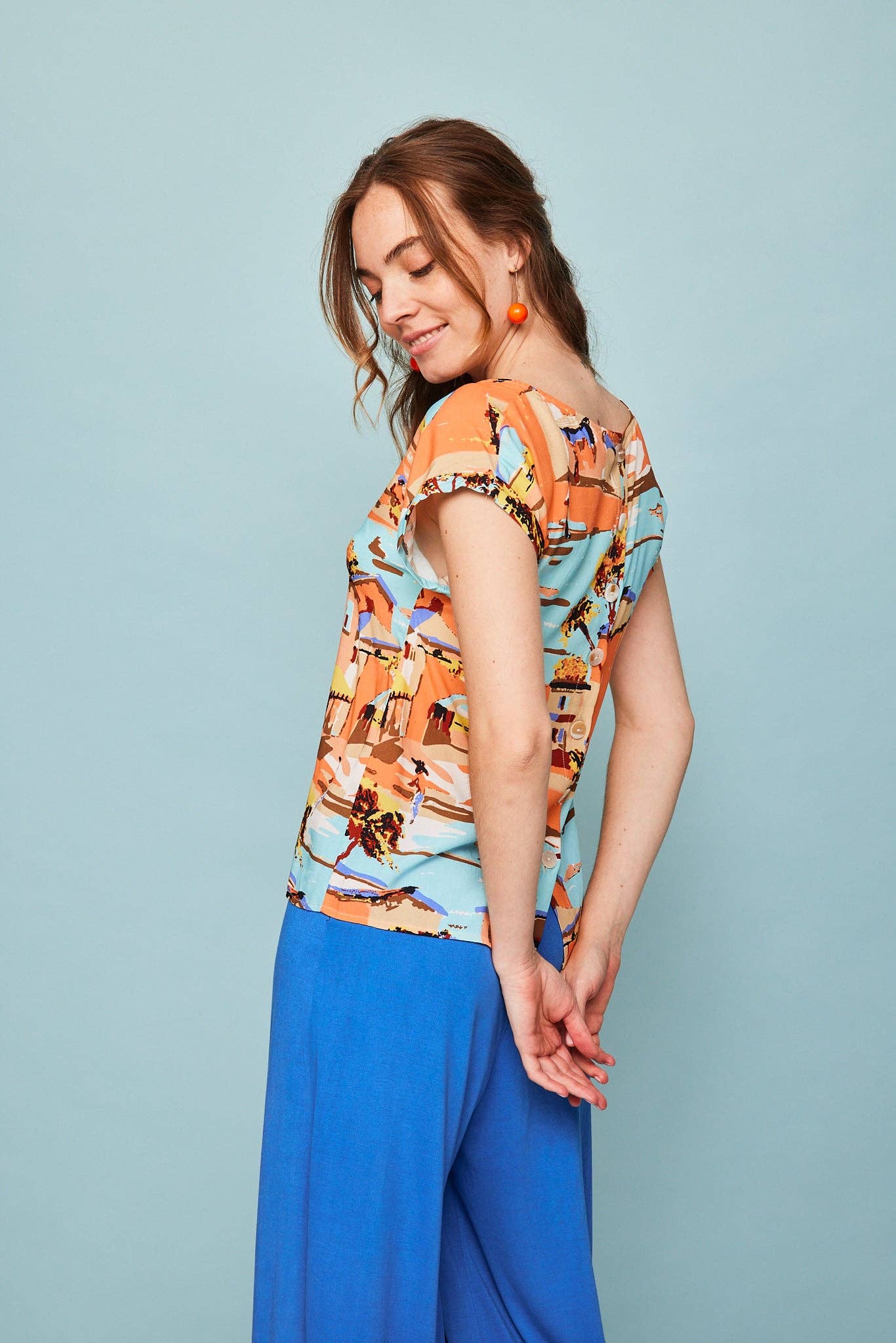 Camicia pareo multicolor con scollo a barca e bottoni sul retro