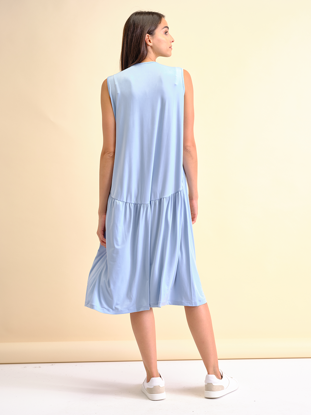 Abito midi smanicato con scollo a V