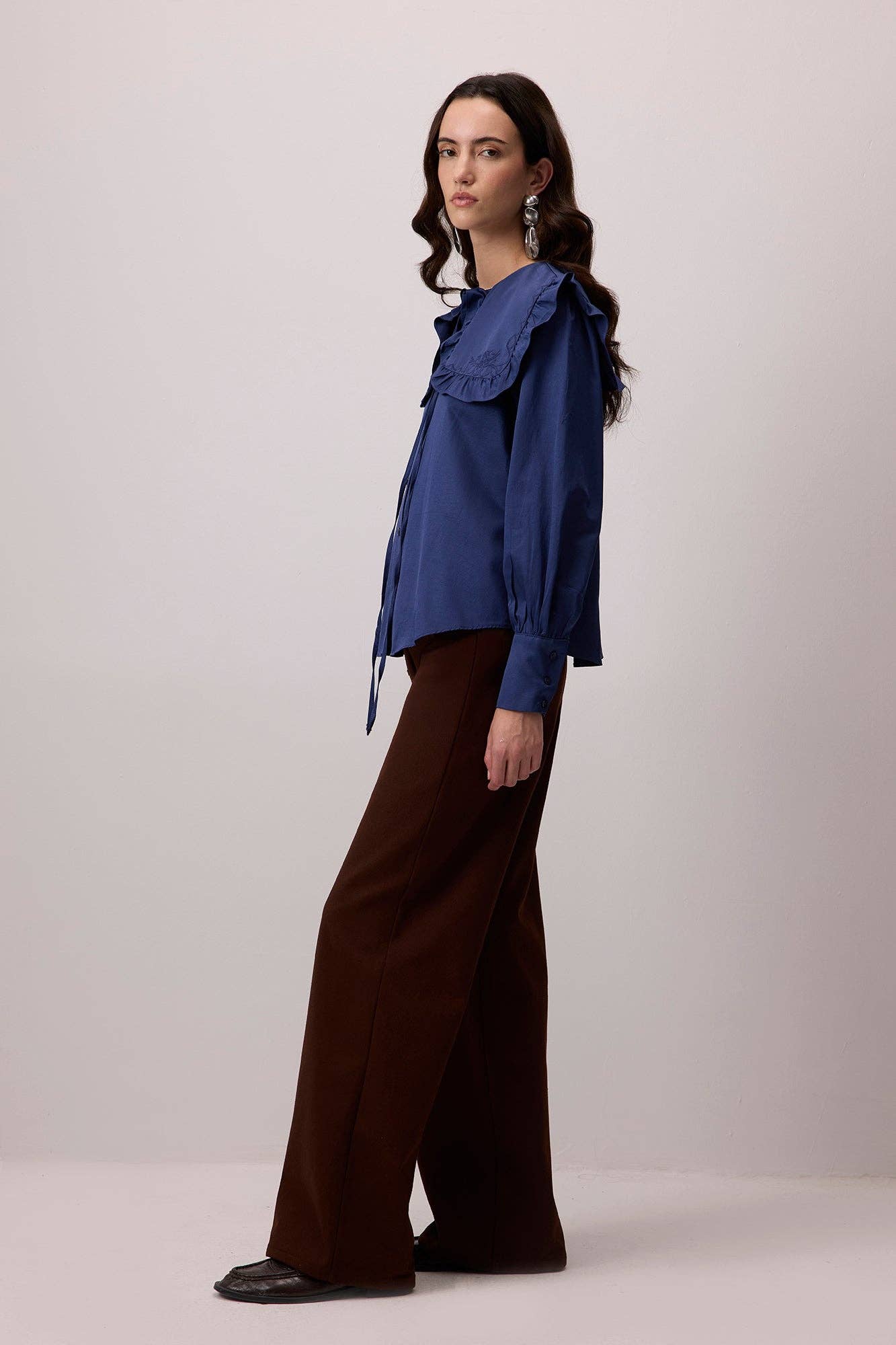 Camicia blu navy con maxi colletto alla marinara arricciato
