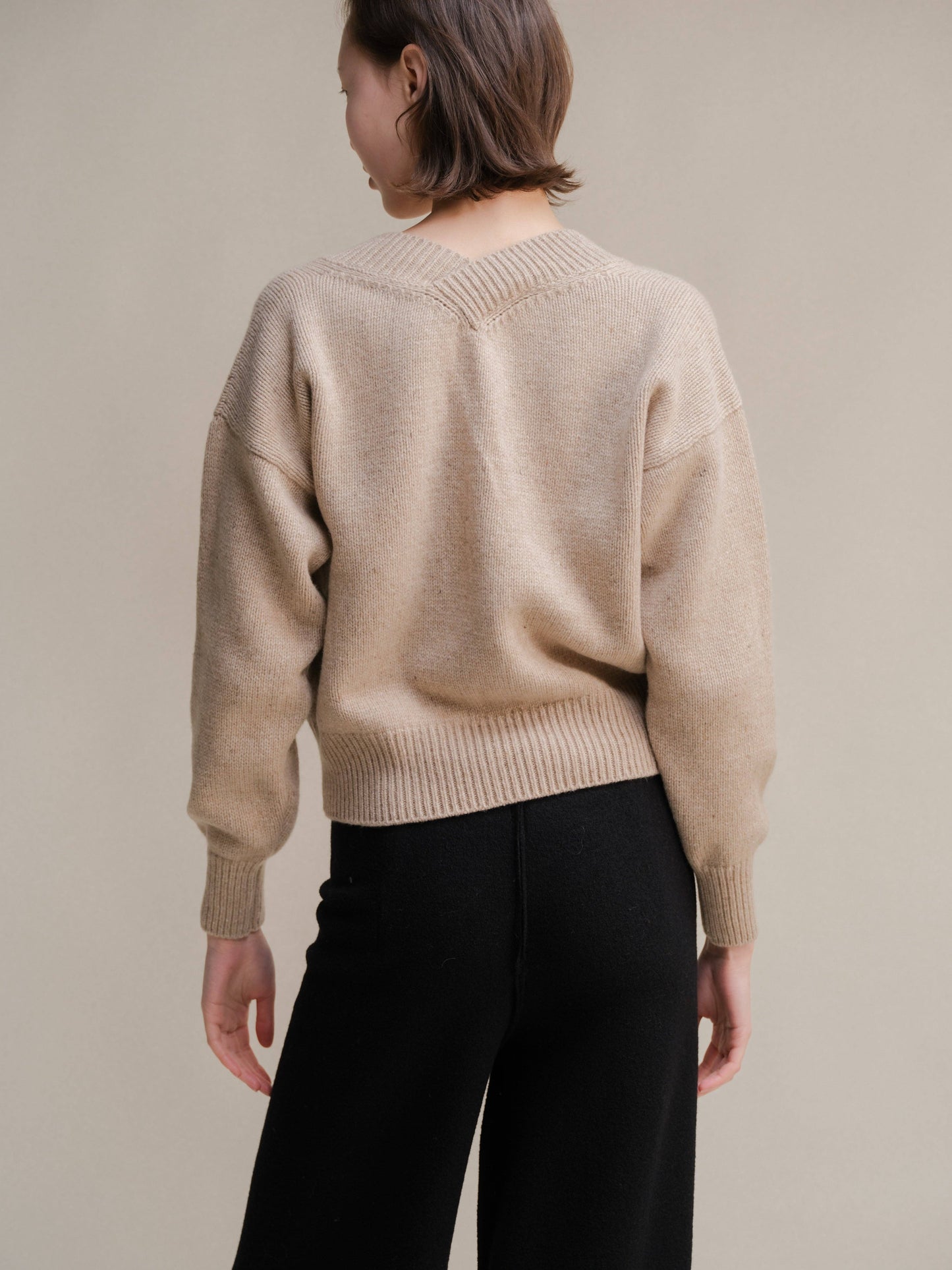 Maglione corto tweed con doppio scollo a V