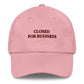 Cappellino da baseball ricamato "Closed for Business"