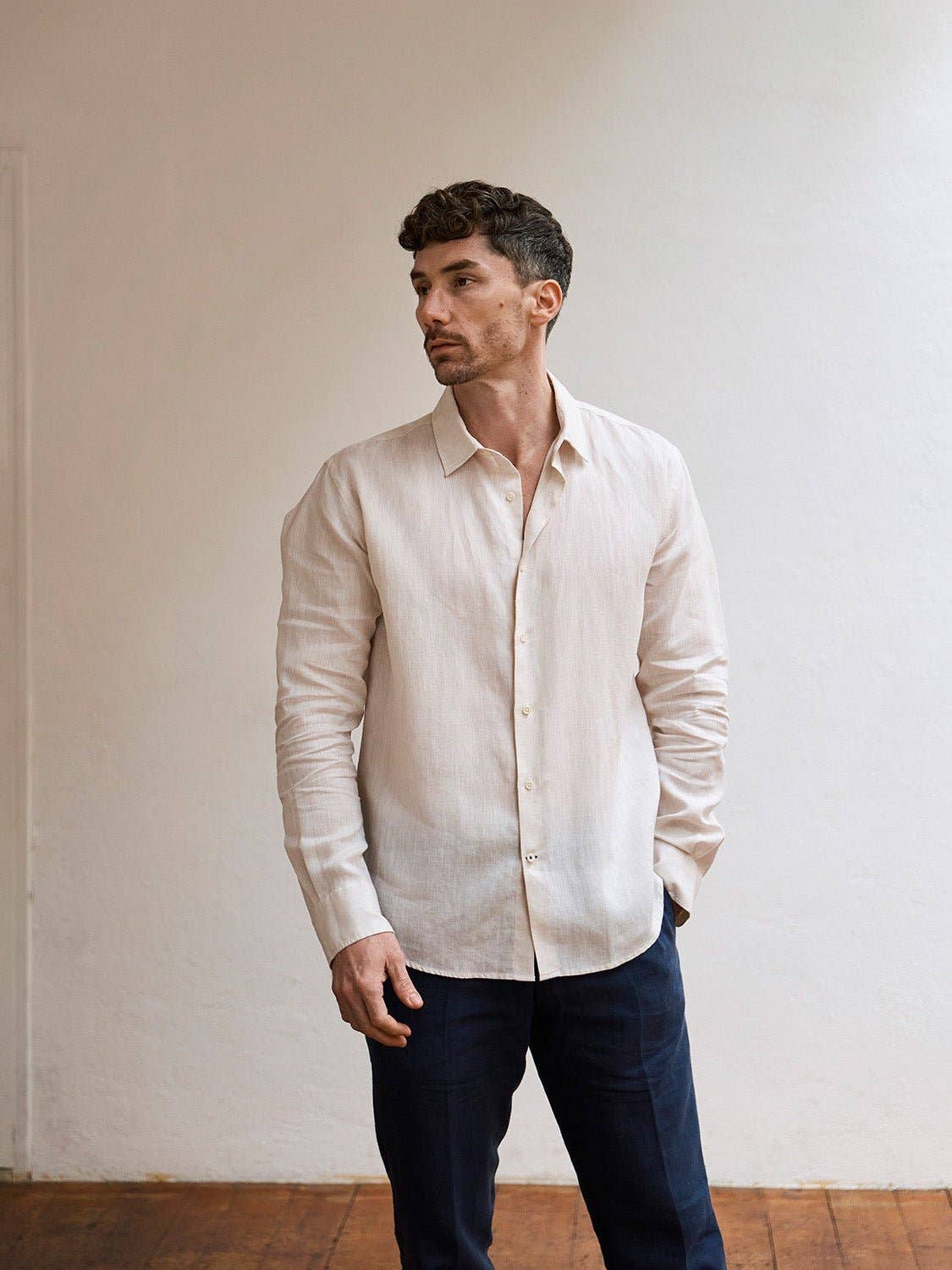 Camicia in lino sartoriale su misura in colore naturale