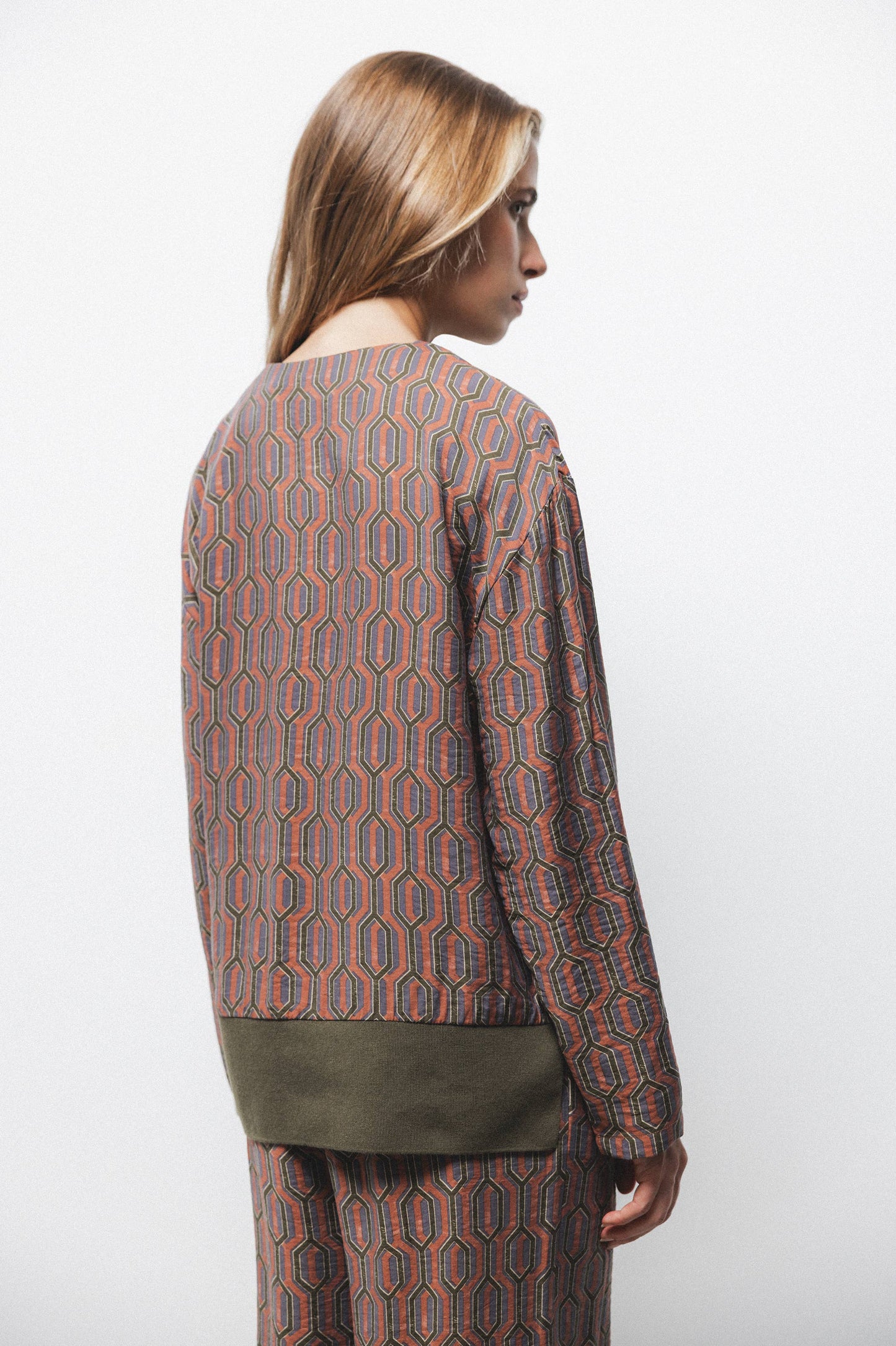 Blusa geometrica con scollo a V
