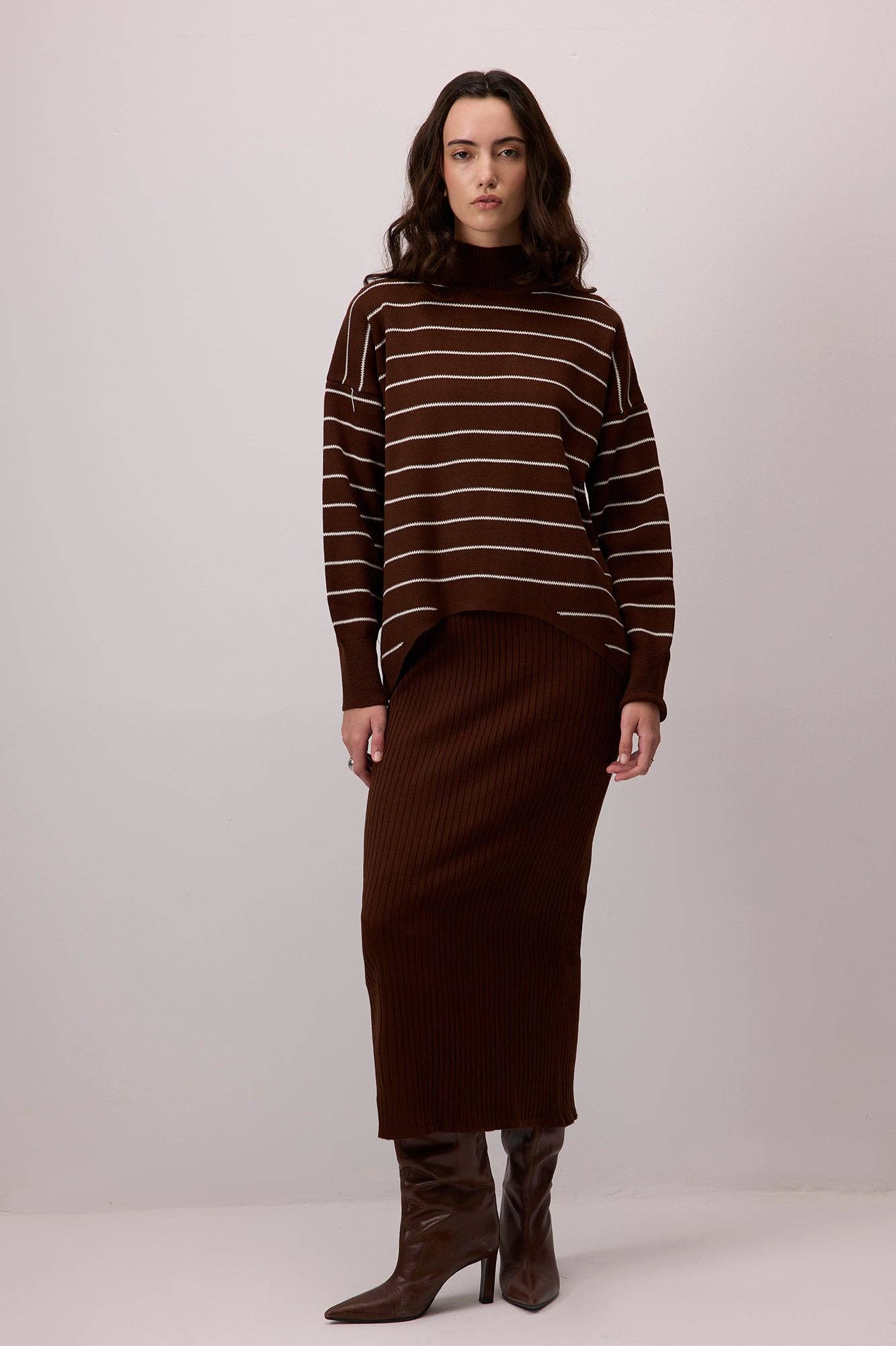 Set in maglia: maglione a righe e abito midi a coste
