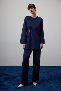 Camicetta drappeggiata blu navy con accessorio in metallo