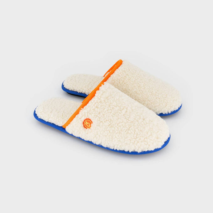 Pantofole in sherpa con dettagli arancioni e blu