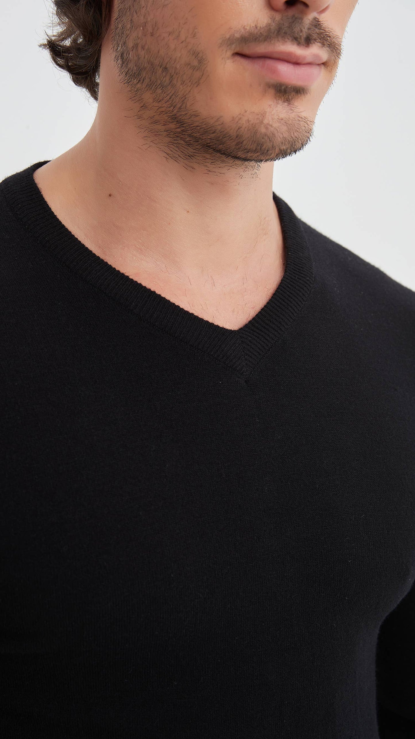 Maglione nero con scollo a V effetto cashmere