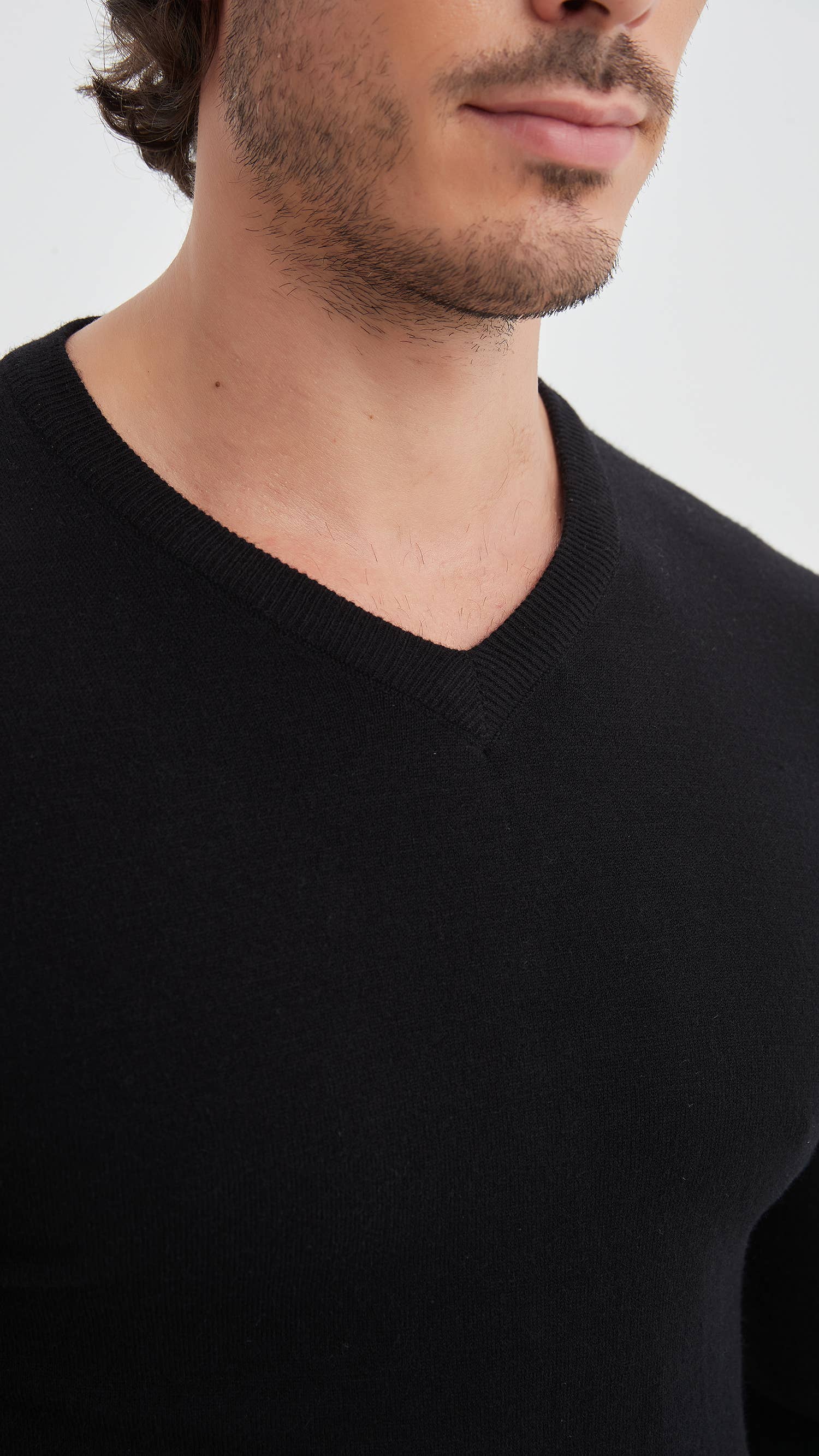 Maglione nero con scollo a V effetto cashmere