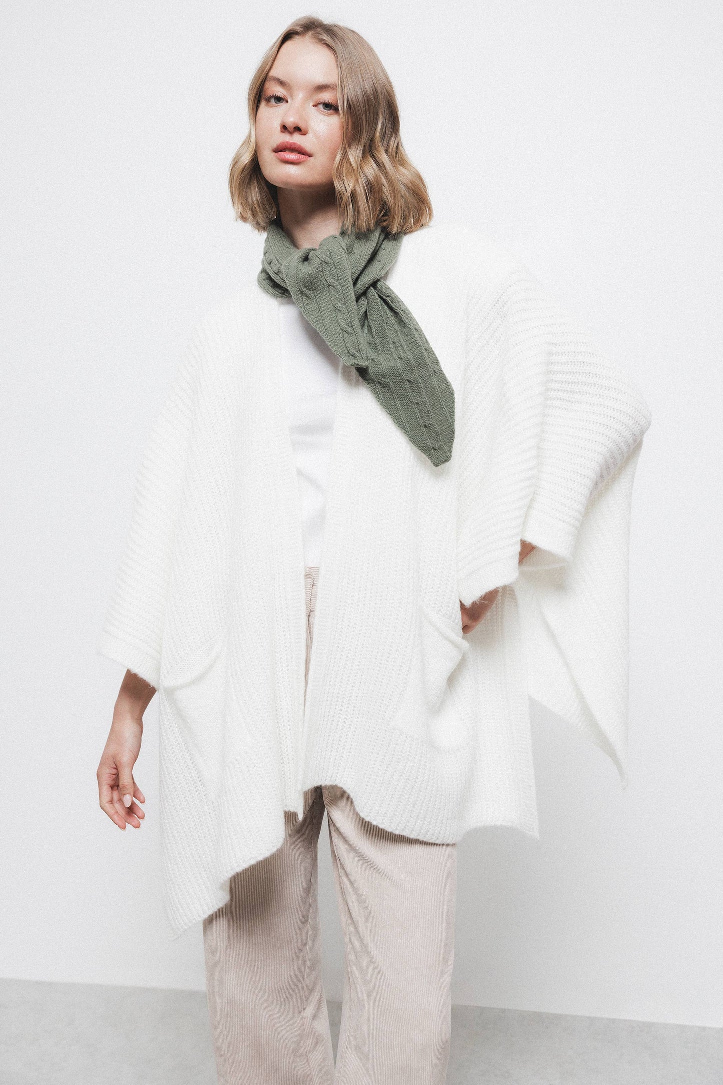 Cardigan mantella in maglia con tasche