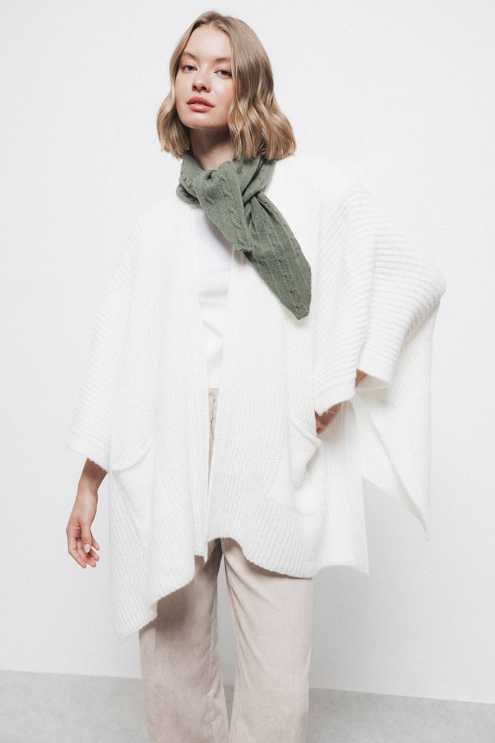 Cardigan mantella in maglia con tasche