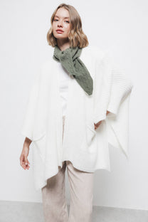 Cardigan mantella in maglia con tasche