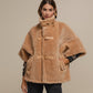 Cappotto teddy corto con collo alto e fibbie