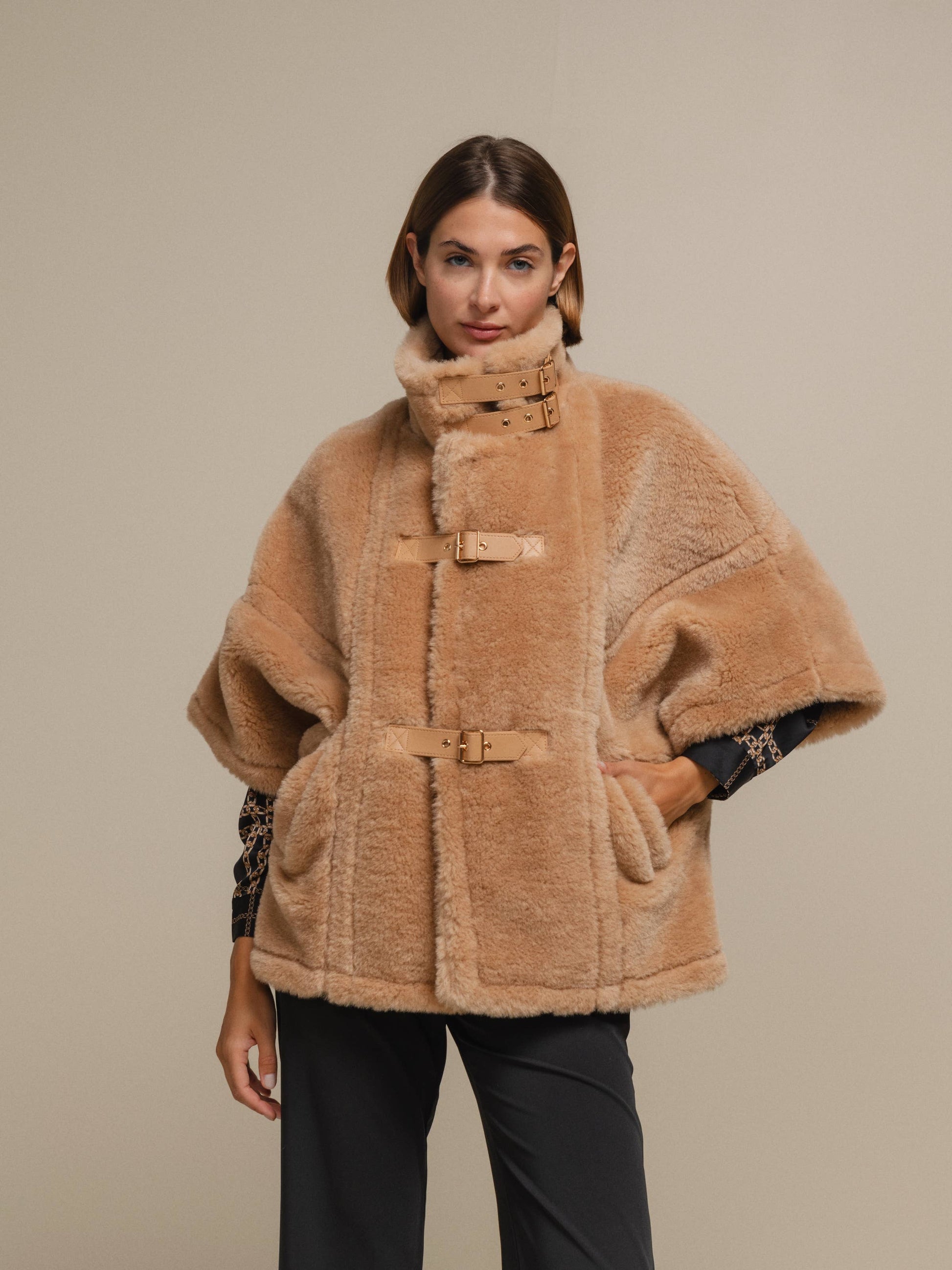 Cappotto teddy corto con collo alto e fibbie