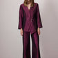Completo in raso bordeaux con giacca asimmetrica e pantaloni a gamba larga