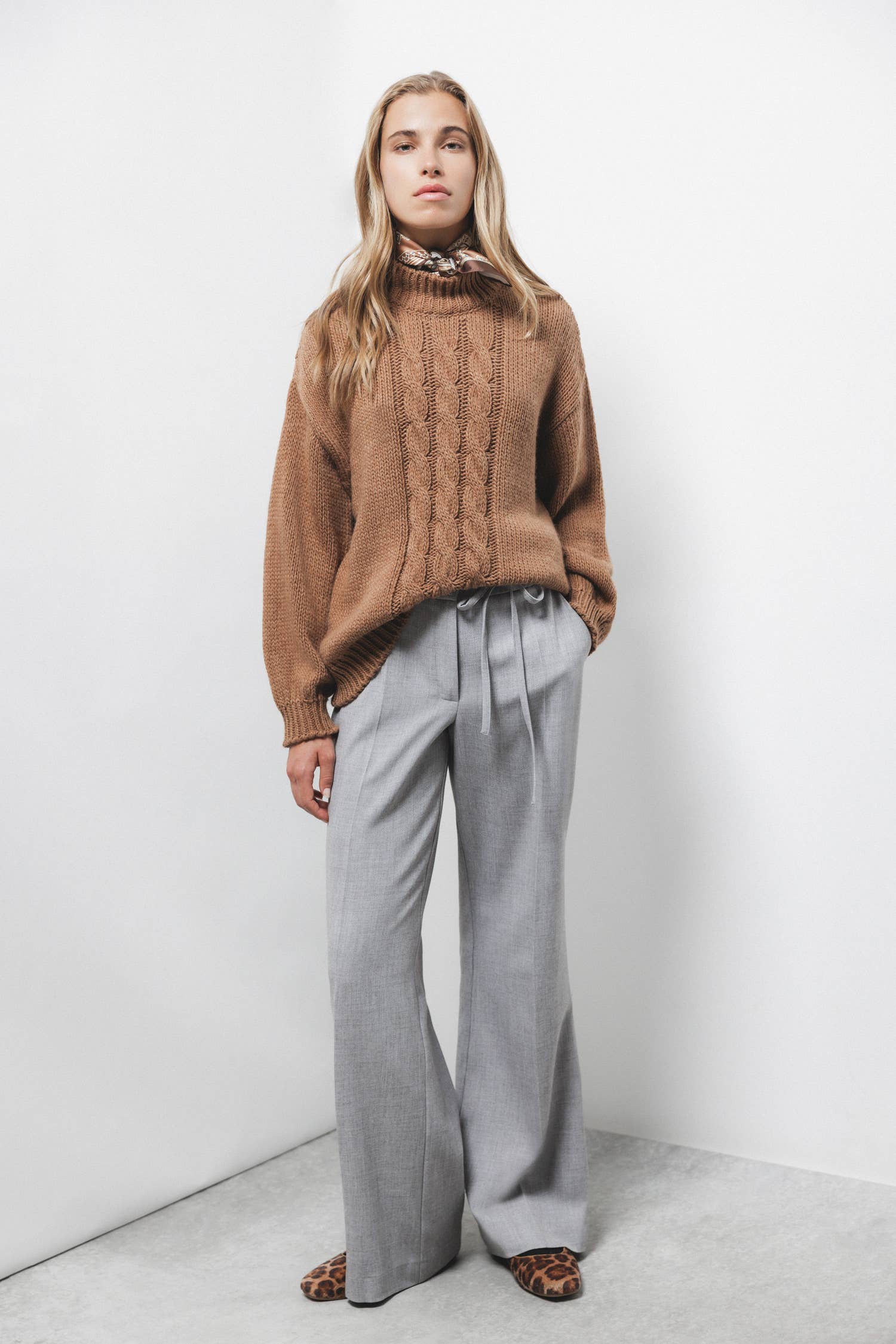 Pantaloni dritti con laccio in vita