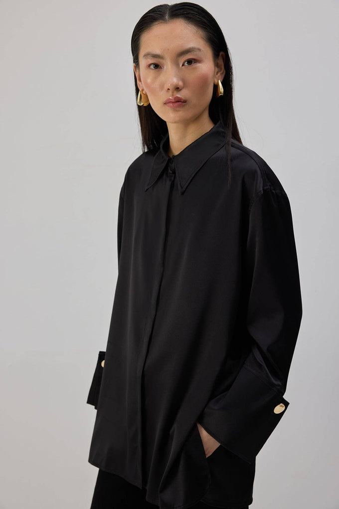 Camicia in raso con polsini ampi