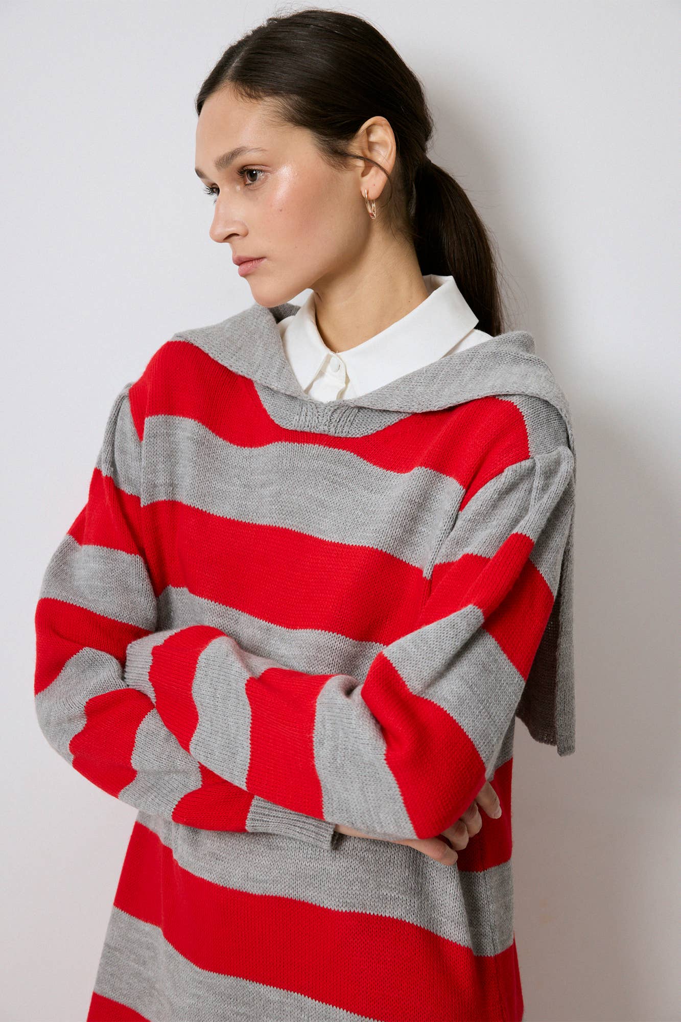 Abito lungo in maglia a righe con colletto ampio