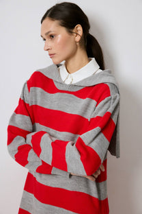 Abito lungo in maglia a righe con colletto ampio