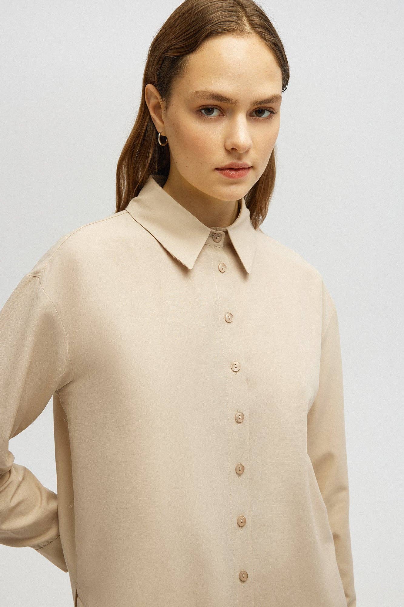 Completo camicia e gonna midi in tinta unita