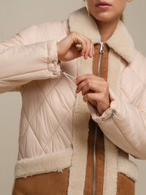Giacca trapuntata bicolor con profili teddy e zip