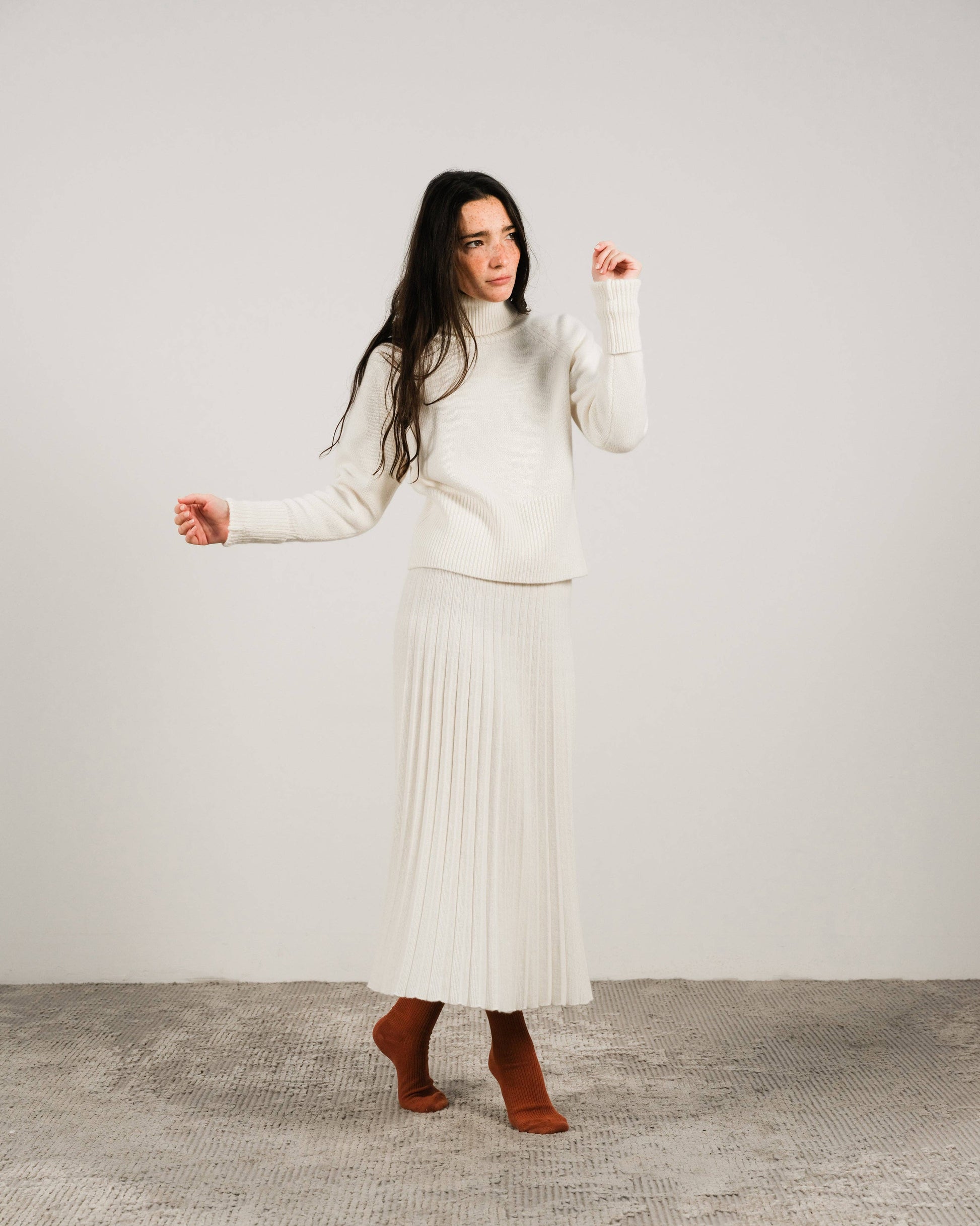 Maglione dolcevita corto in misto cashmere con polsini risvoltati