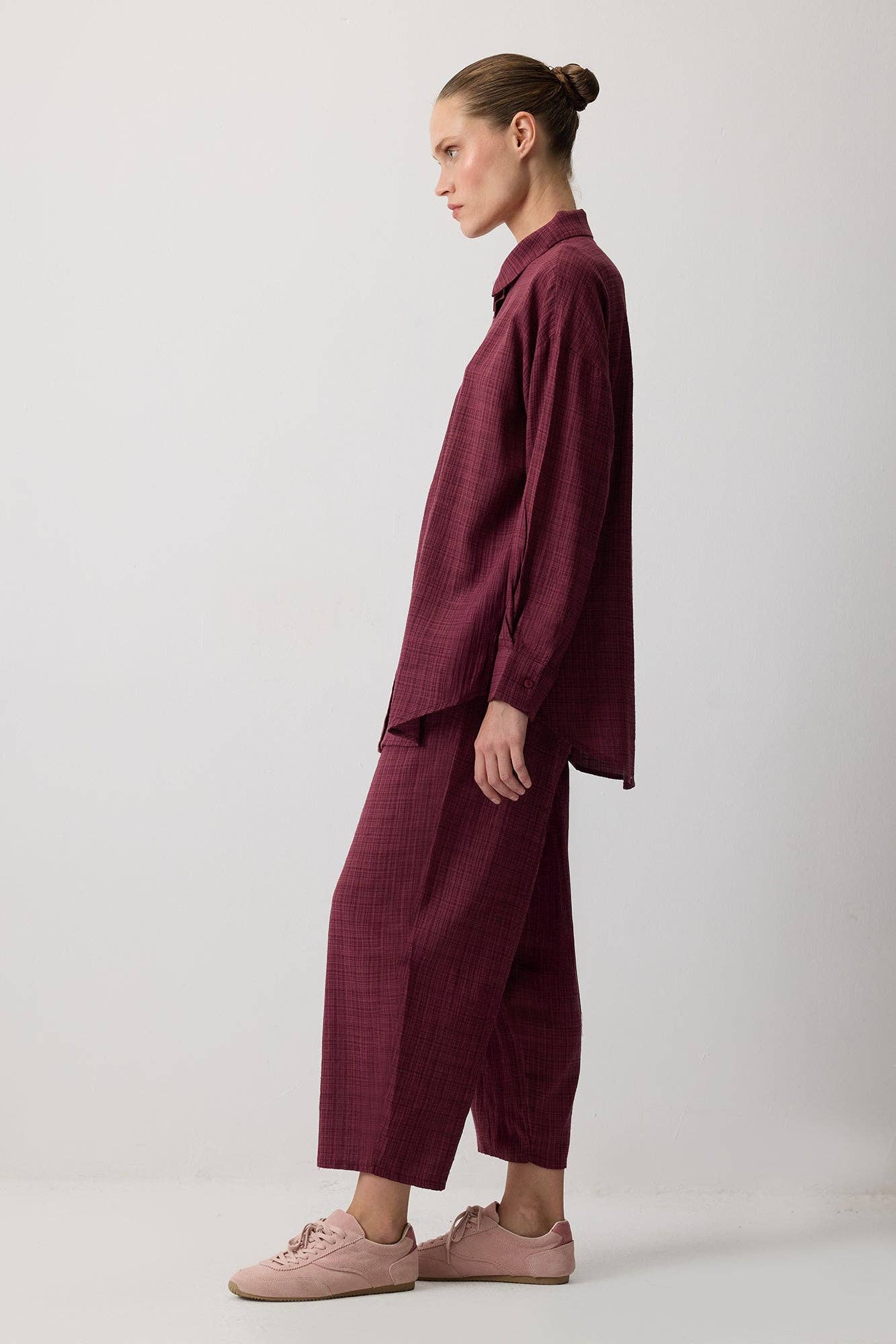 Completo con camicia a quadri e pantaloni bordeaux