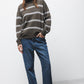 Maglione a righe in maglia con collo alto