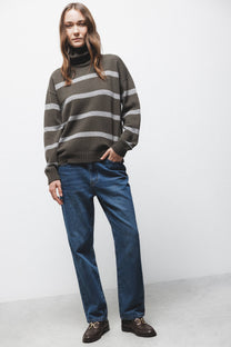 Maglione a righe in maglia con collo alto
