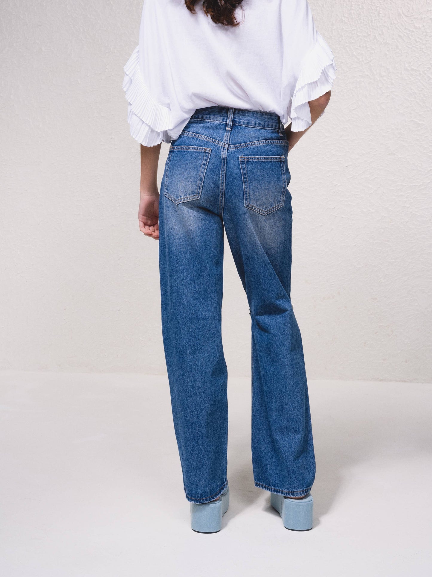 Jeans a vita alta wide leg con strass e strappi