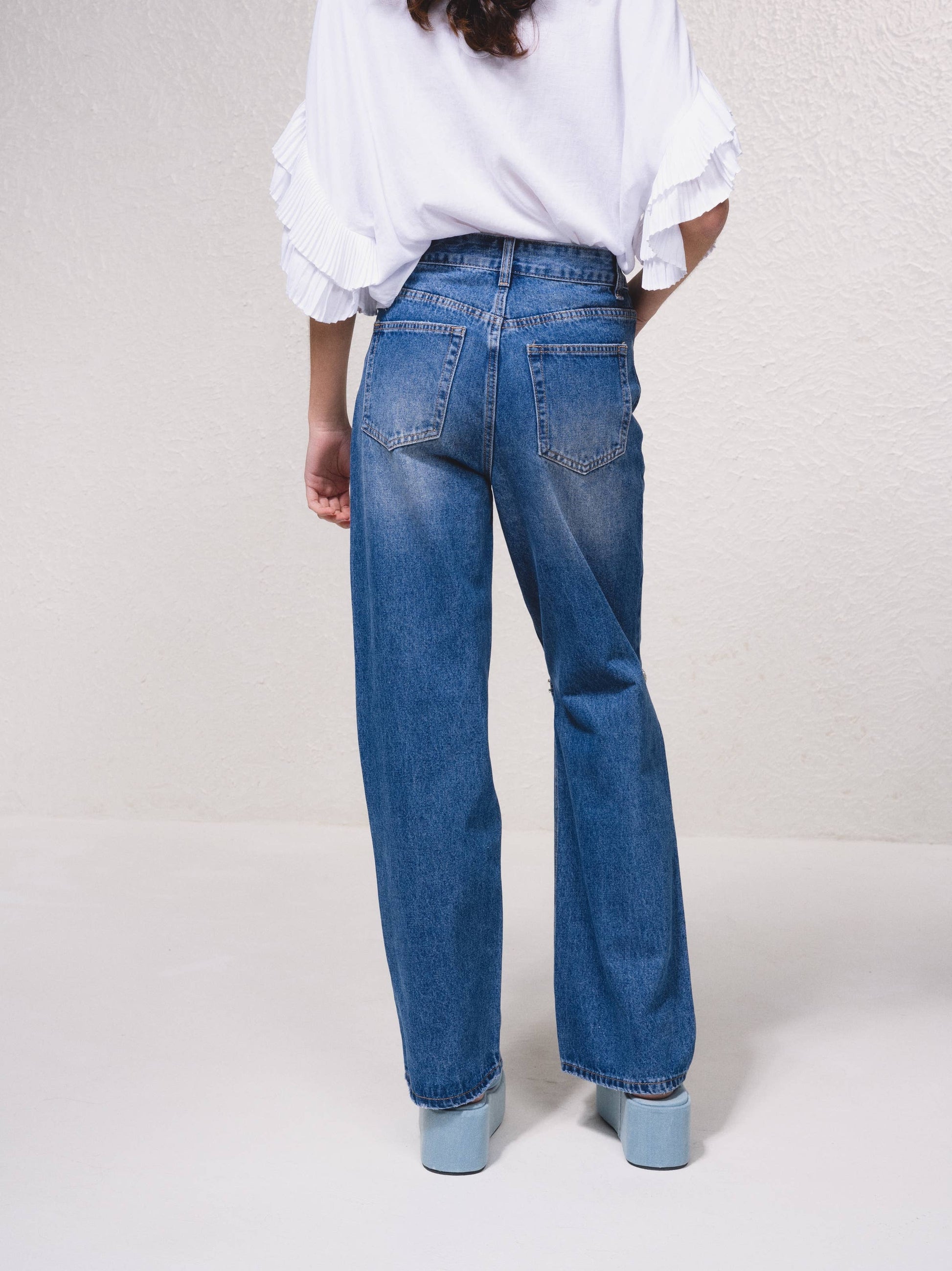 Jeans a vita alta wide leg con strass e strappi