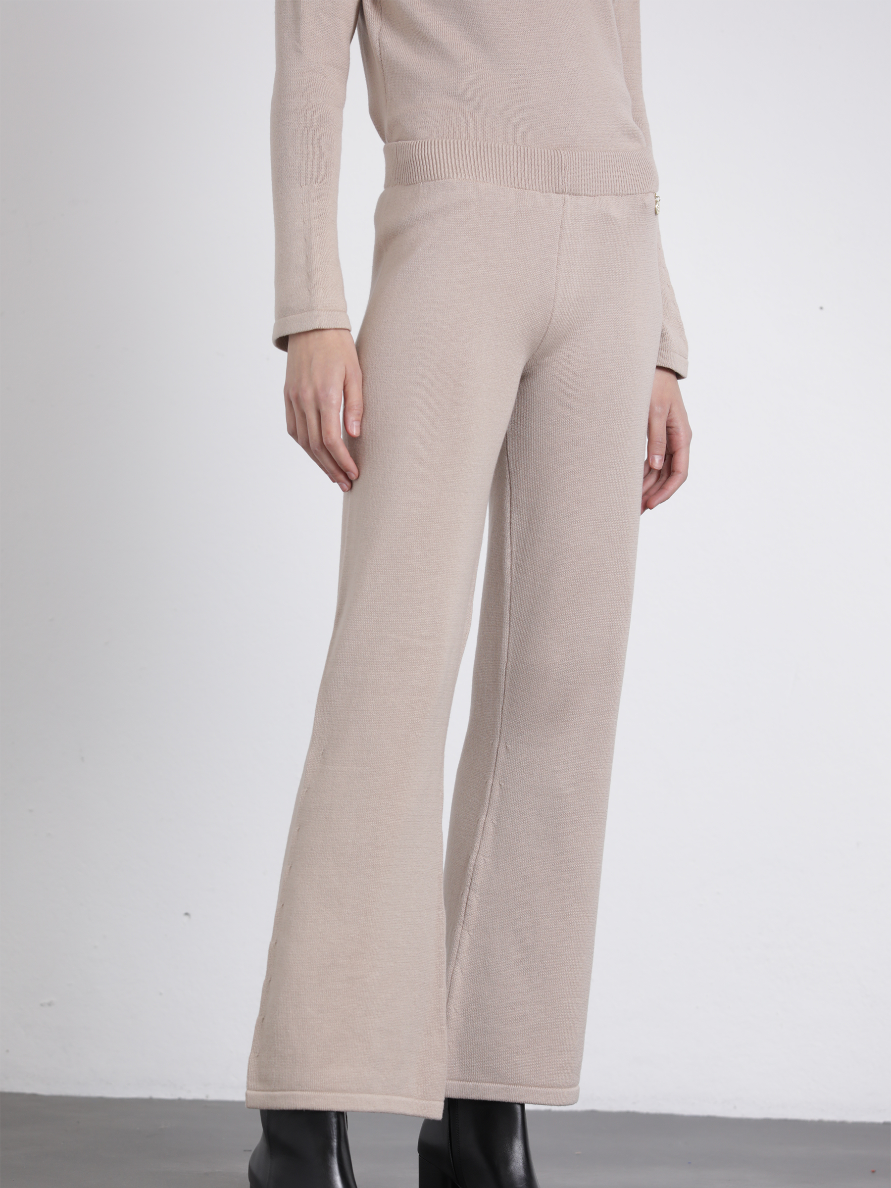Pantaloni in maglia a zampa