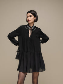 Abito corto nero in chiffon con colletto ricamato