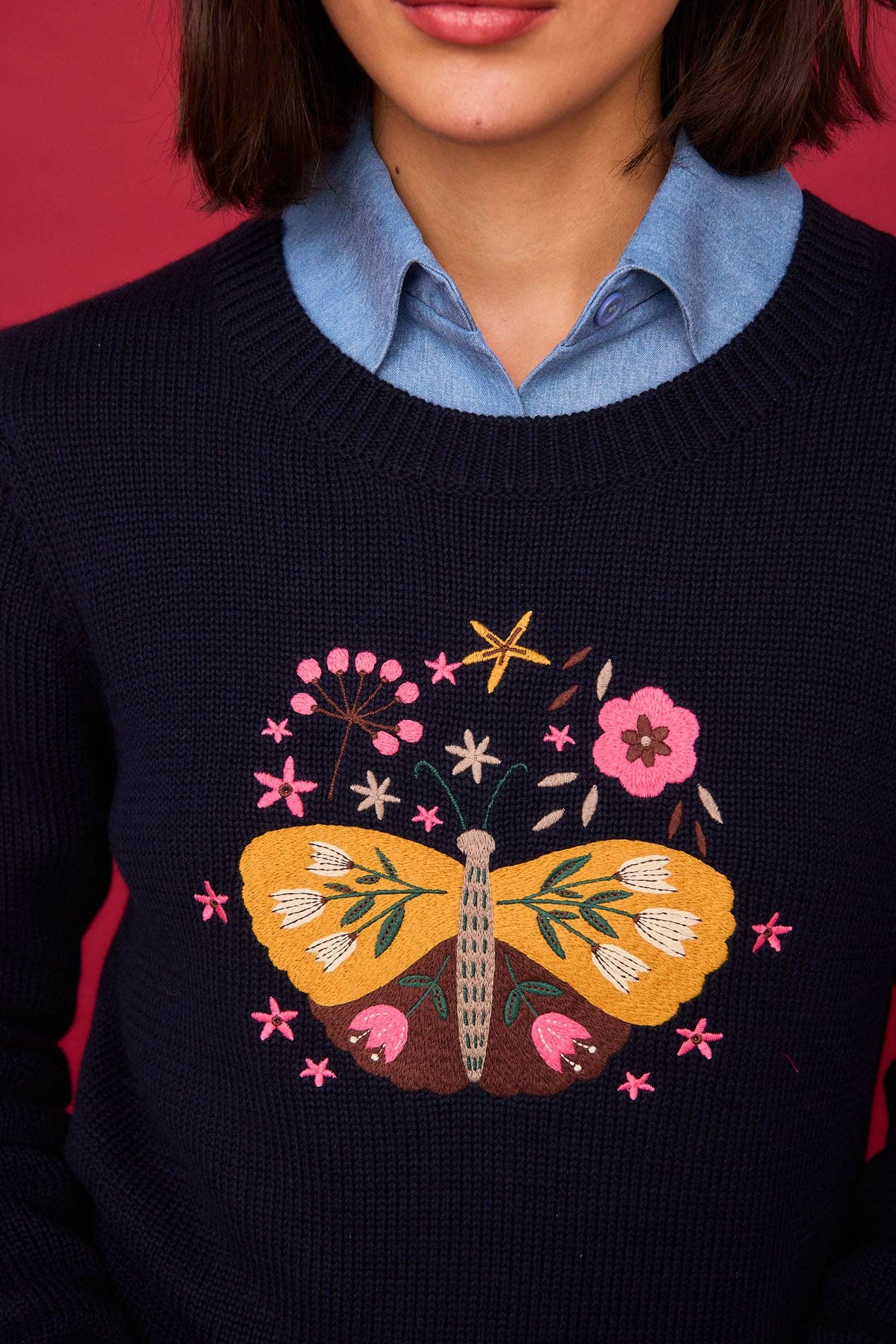 Maglia girocollo blu navy con ricamo farfalla