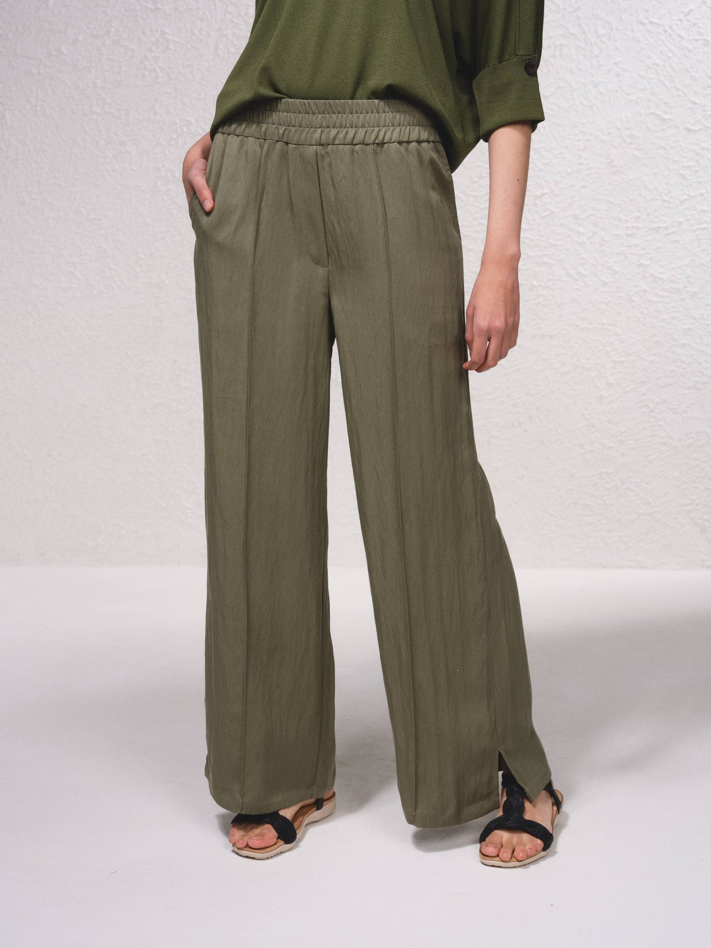 Pantaloni ampi fluidi con vita elastica