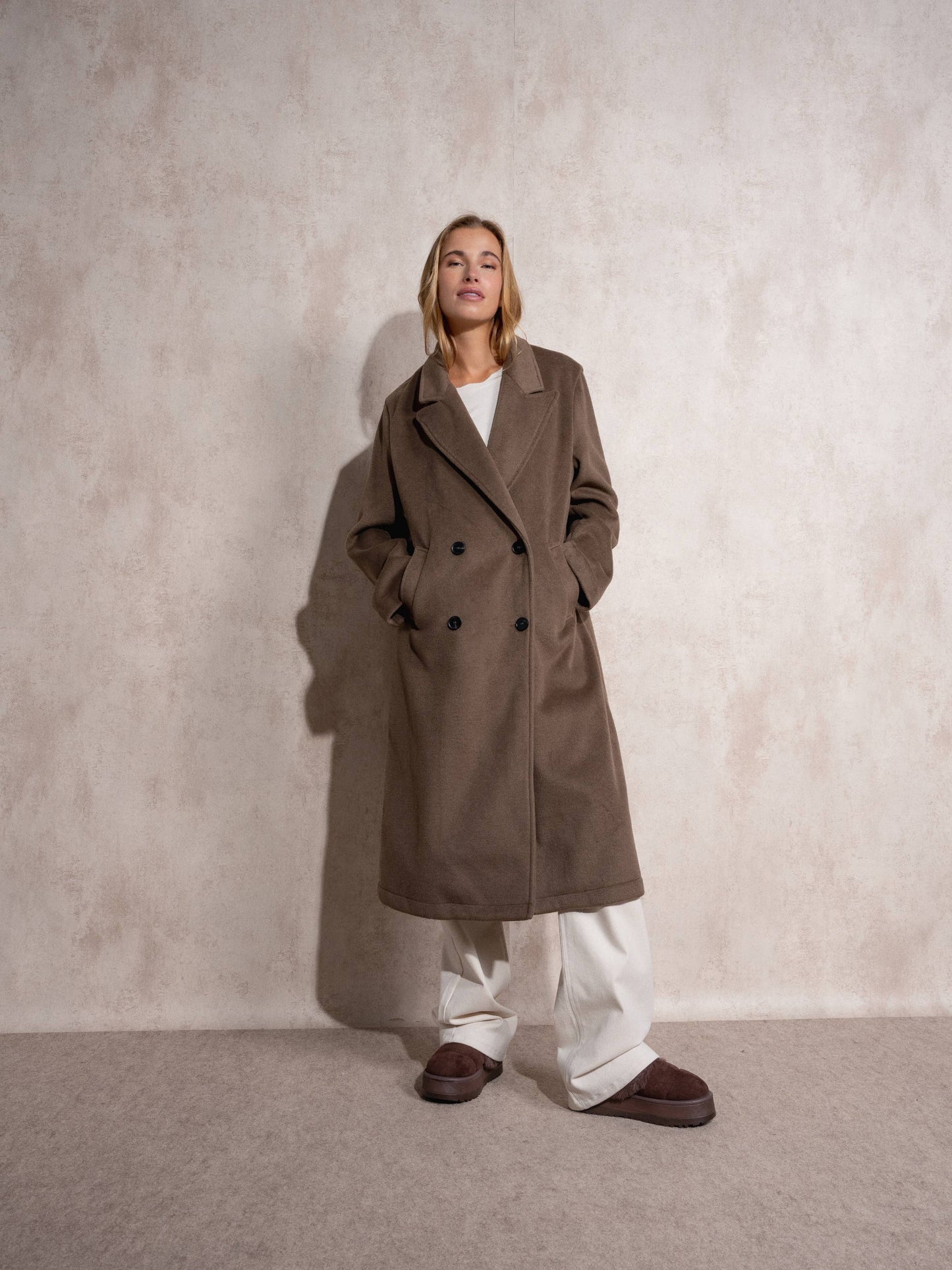Cappotto lungo doppiopetto con revers