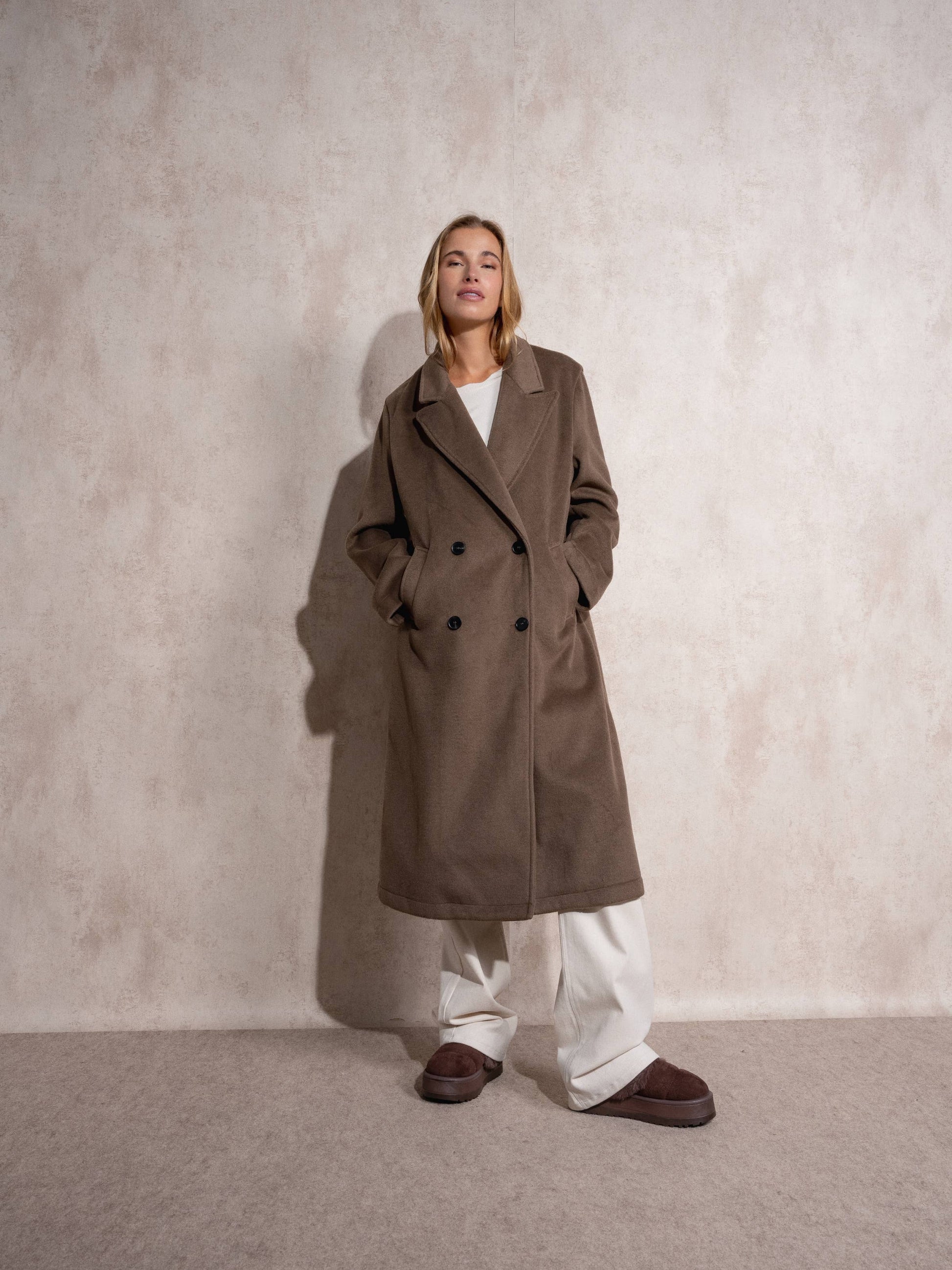 Cappotto lungo doppiopetto con revers