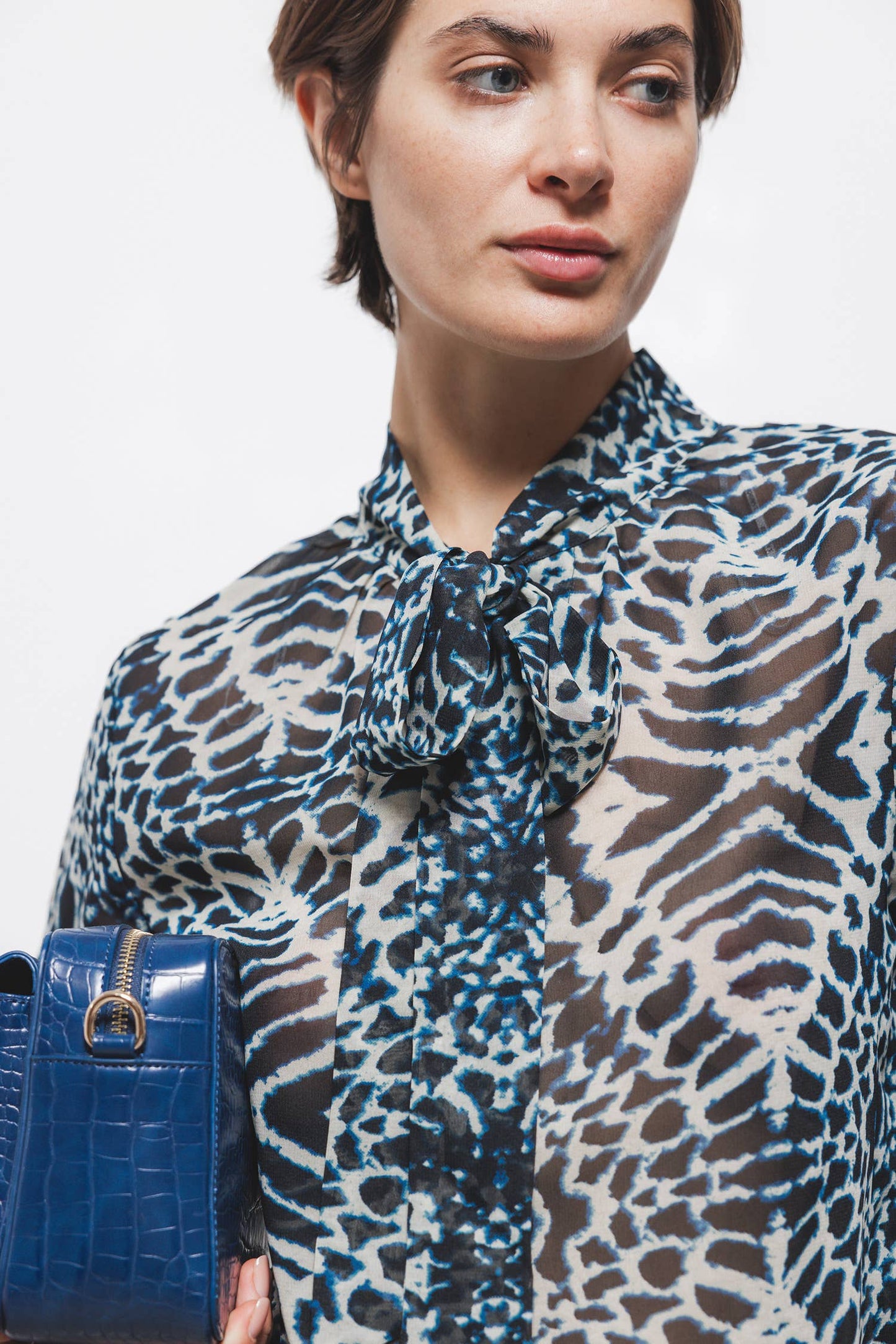 Blusa stampata con fiocco al collo