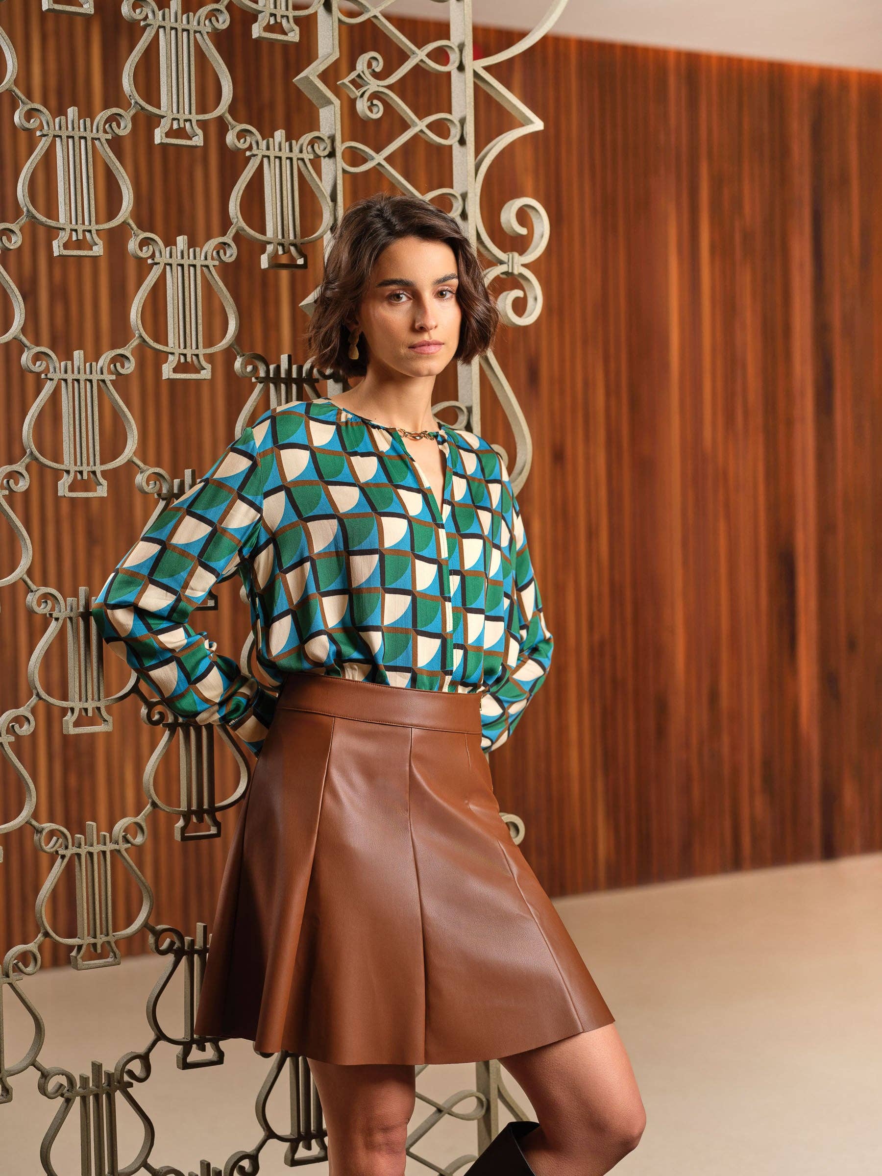 Blusa in viscosa con fibbia e stampa geometrica