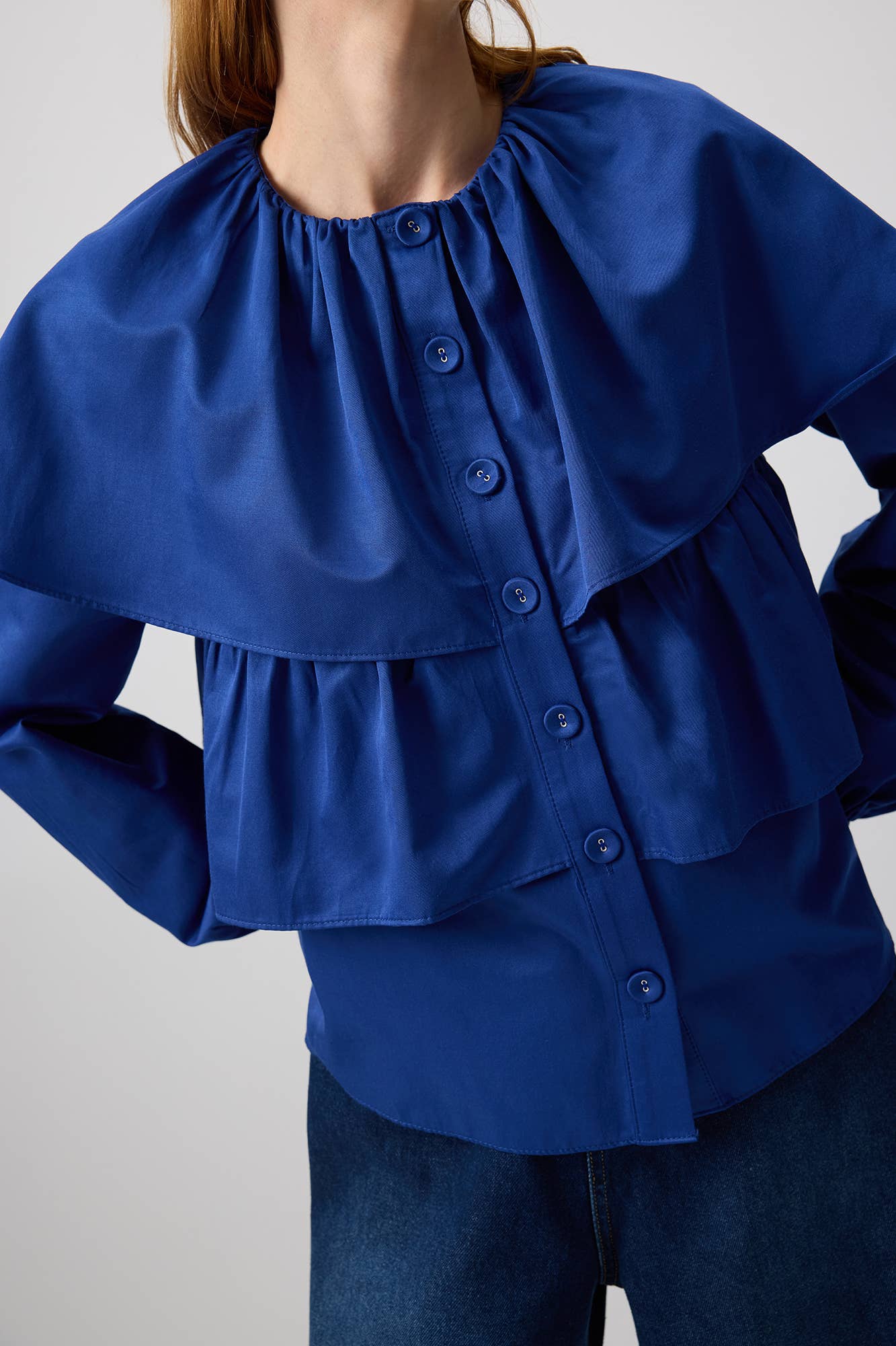 Blusa corta indaco con balze e maniche a sbuffo in cotone misto
