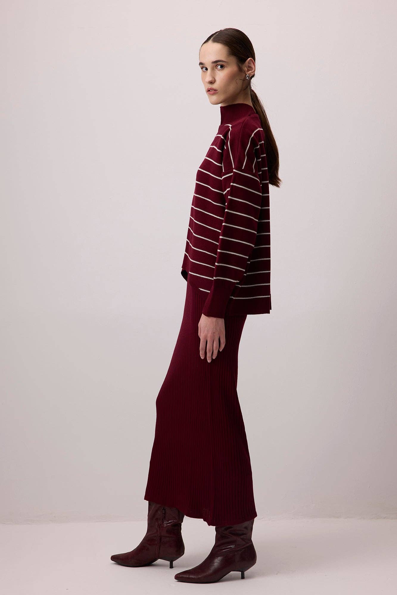 Set maglione a righe e abito midi a coste bordeaux