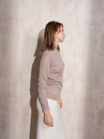 Maglione in maglia con collo alto e volant