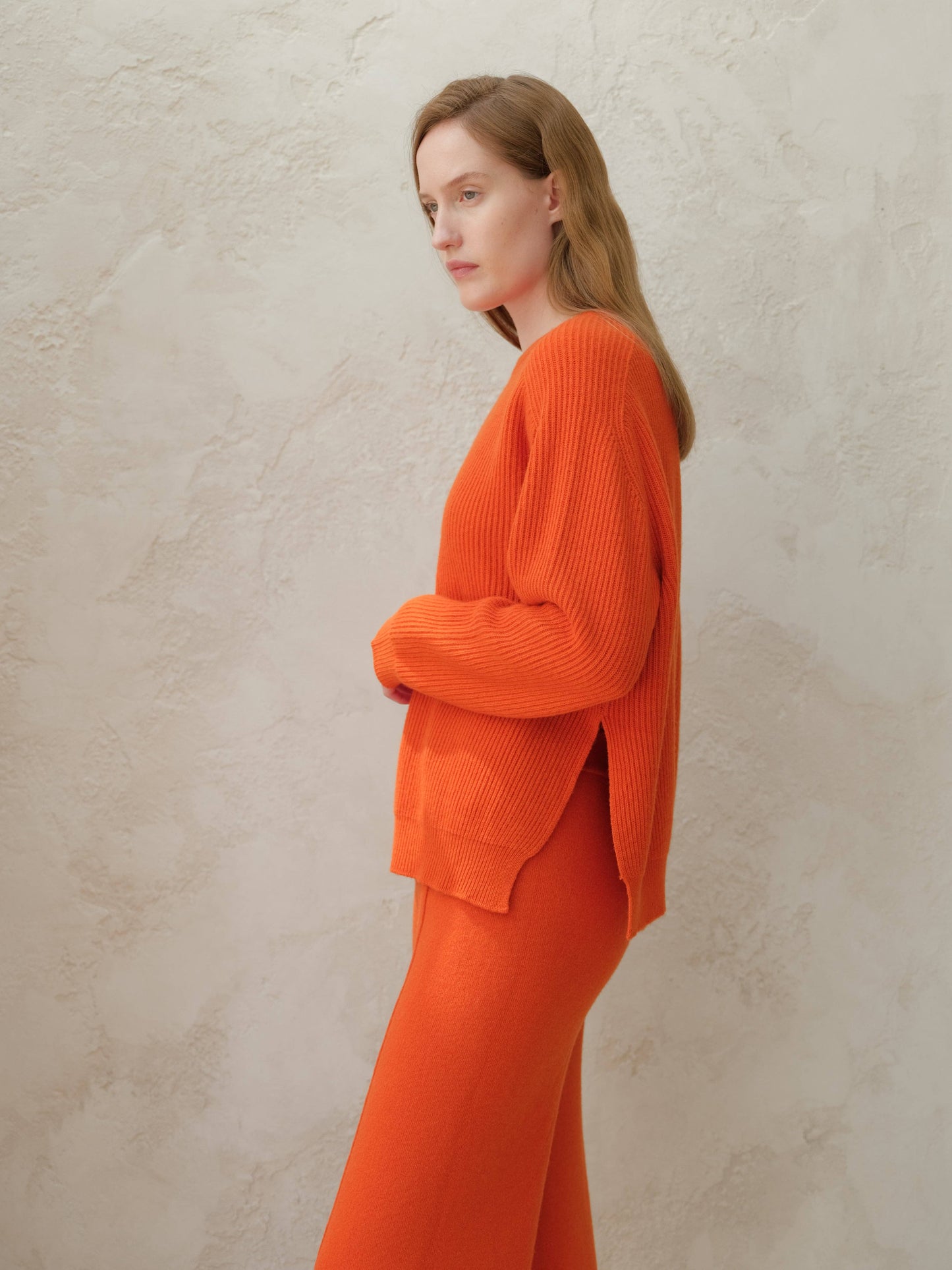 Maglione girocollo a coste con spacchi laterali in misto cashmere