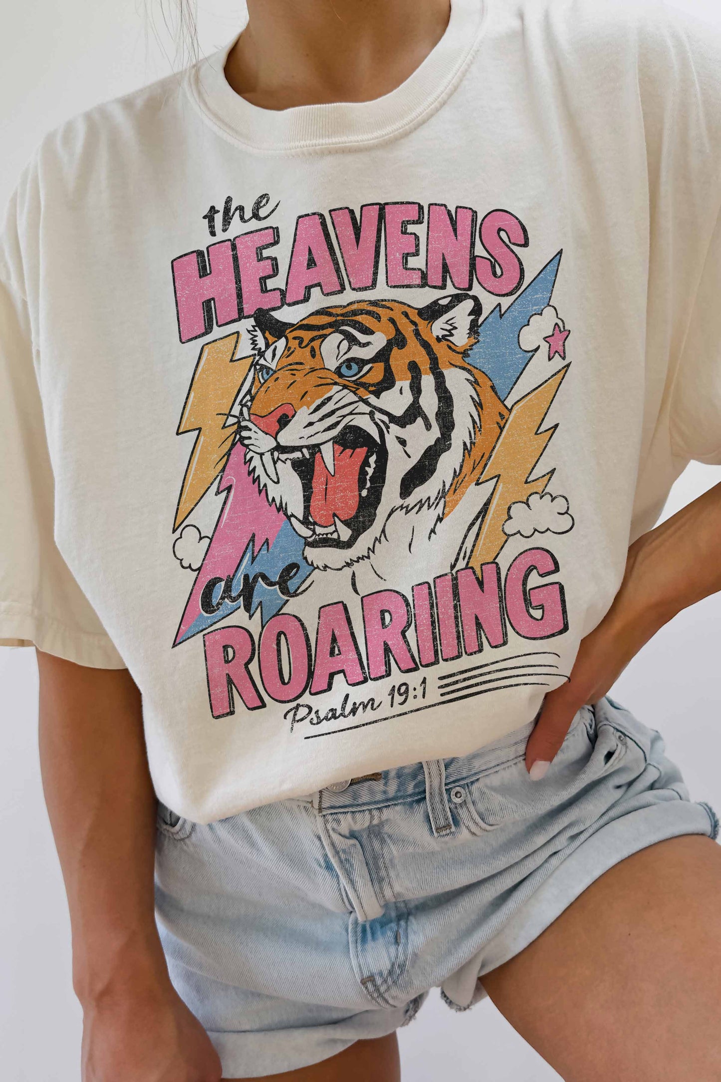 T-shirt oversize grafica “Heavens Are Roaring”