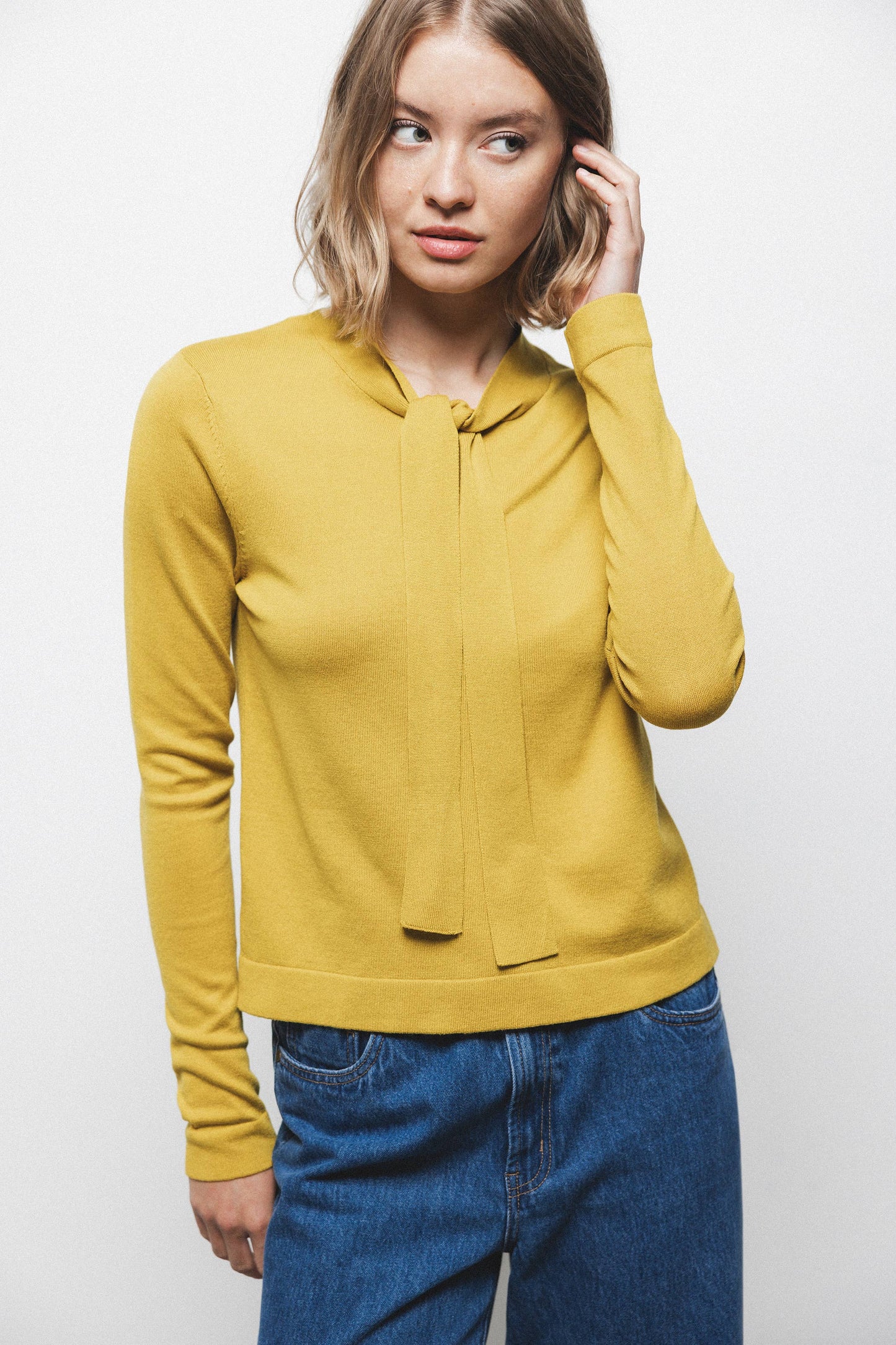 Maglione in maglia rasata con scollo a V e fiocco